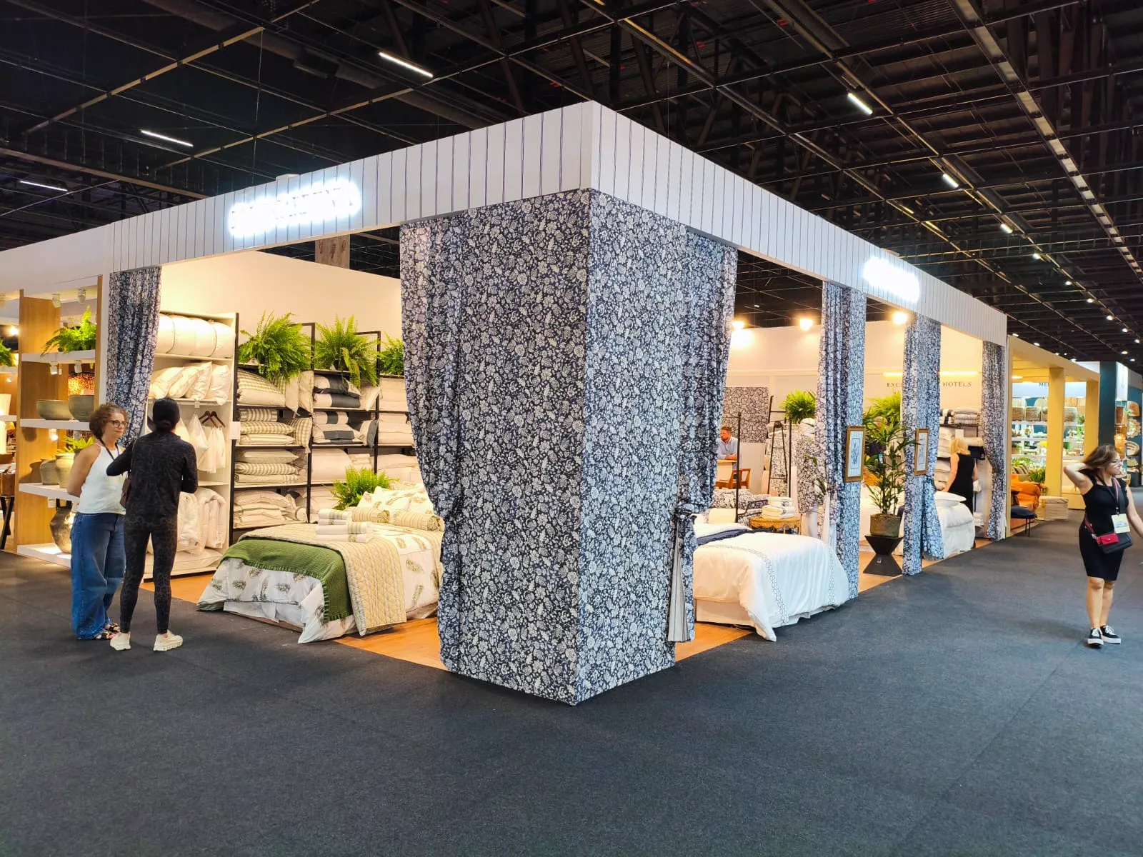 Stand Blue Gardenia 02